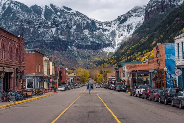 Colorado Avenue Telluride'de San Joan dağlar karşı karşıya