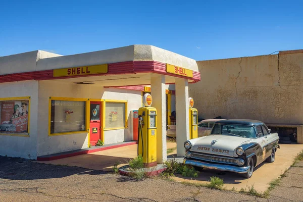 廃坑で歴史的なシェルのガソリン スタンド ・ ローウェル、アリゾナ州の鉱山町 — ストック写真