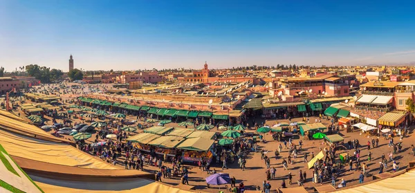 Άποψη της πλατείας απασχολημένος αγορά Jamaa el Fna στο Μαρακές, Μαρόκο — Φωτογραφία Αρχείου