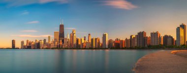 Chicago manzarası Kuzey Caddesi plaj izlendi gün batımında