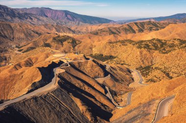 Yol bir dağ yoluyla geçmek Atlas Dağları, Fas