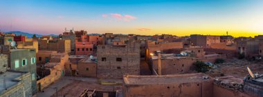 Sunrise Fas Ouarzazate çatılar üzerinden