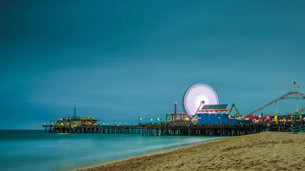 Santa Monica Pier v noci v Los Angeles, Kalifornie — Stock fotografie