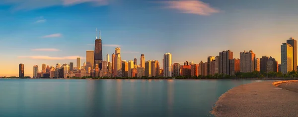 Vista del horizonte de Chicago al atardecer desde North Avenue Beach —  Fotos de Stock