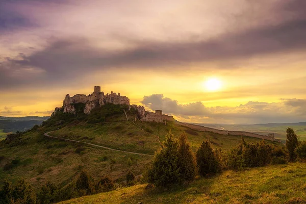 Pôr do sol sobre as ruínas do Castelo de Spis na Eslováquia — Fotografia de Stock