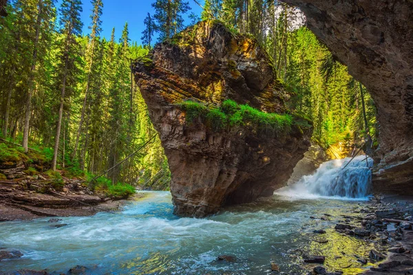 Johnston Creek en Canadá fotografiado desde una cueva —  Fotos de Stock