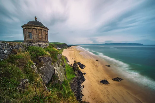 Temple Mussenden situé sur de hautes falaises près de Castlerock en Irlande du Nord — Photo
