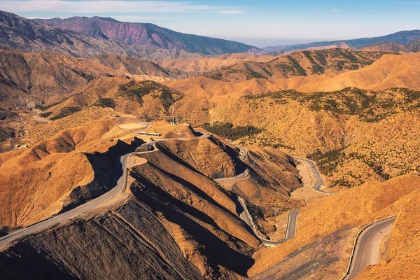 Strada attraverso un passo di montagna nelle montagne dell'Atlante, Marocco — Foto Stock