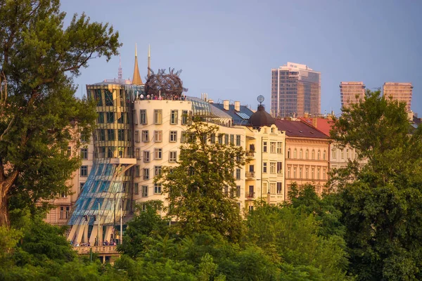 Tančící dům v Praze z nedalekého parku — Stock fotografie