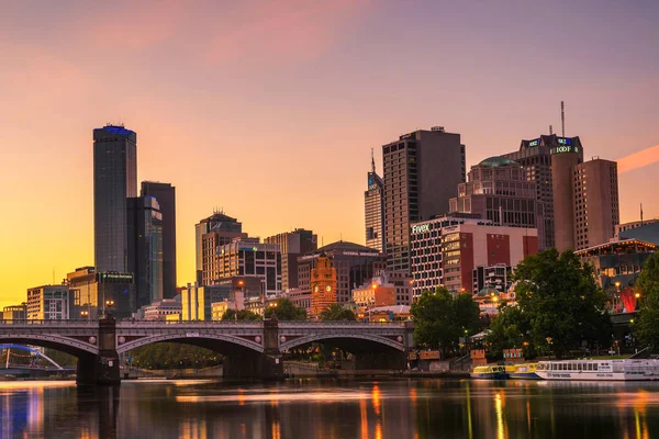 Solnedgång över Melbourne downtown och Yarra River — Stockfoto