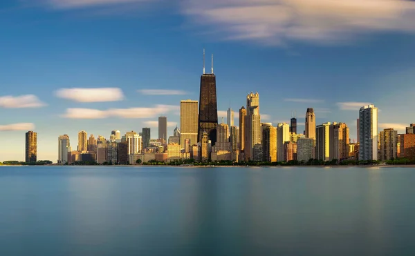 Chicago skyline ao pôr do sol visto de North Avenue Beach — Fotografia de Stock