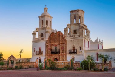 San Xavier misyonu kilise içinde Tucson güneş doğarken
