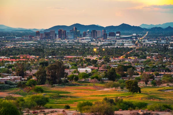 Phoenix Arizona skyline i solnedgången — Stockfoto