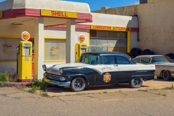 Историческая заправка Shell в заброшенном шахтёрском городке Лоуэлл, Аризона — стоковое фото