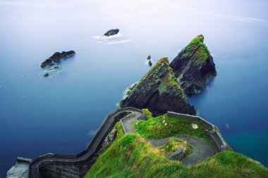 Irlanda 'da Dunquin Iskelesi 'ne giden merdiven