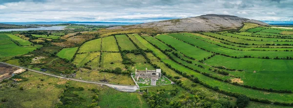 Corcomroe Abbey harabeleri ve mezarlığının havadan Panoraması — Stok fotoğraf