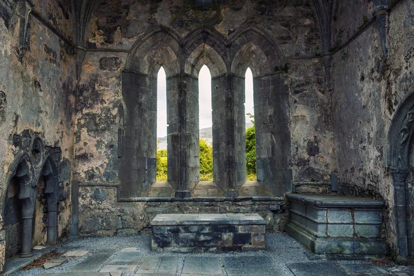 Corcomroe абатство руїни, розташоване в регіоні Буррен в графстві Клер, Ірландія — стокове фото