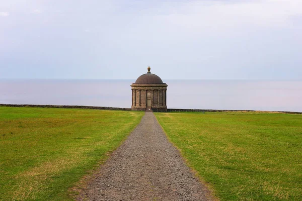 Stig som leder till Mussenden Temple ligger nära Castlerock i Nordirland — Stockfoto