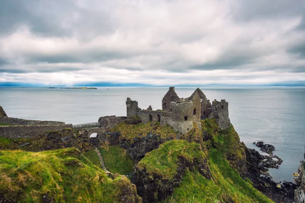 Ruinas del castillo medieval de Dunluce en Irlanda del Norte —  Fotos de Stock