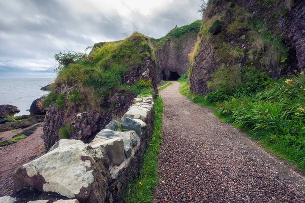 Ścieżka prowadząca do jaskini Cushendun w Irlandii Północnej — Zdjęcie stockowe