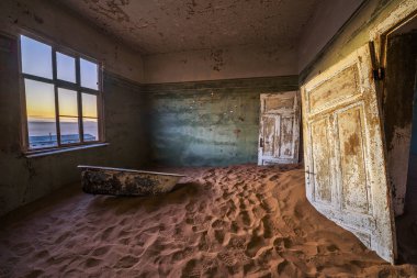Namibya Luderitz yakınlarındaki Namib çölünde maden kasabası Kolmanskop kalıntıları
