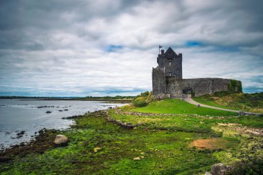 Dunguaire Castle County Galway yakınındaki Kinvarra, İrlanda