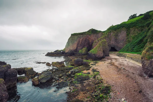 Wejście do jaskini Cushendun w Irlandii Północnej — Zdjęcie stockowe