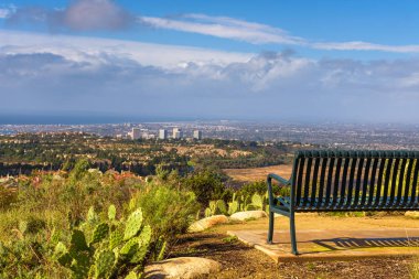 Bank, Kaliforniya'daki Vista Ridge Park'tan Huntington Plajı'na bakan