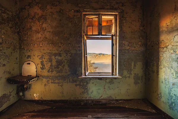 Ruins of the mining town Kolmanskop in the Namib desert near Luderitz in Namibia — Stock Photo, Image