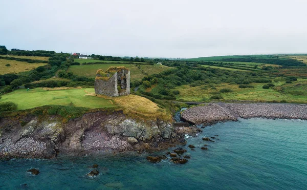 Vue aérienne du château de Minard situé sur la péninsule de Dingle en Irlande — Photo