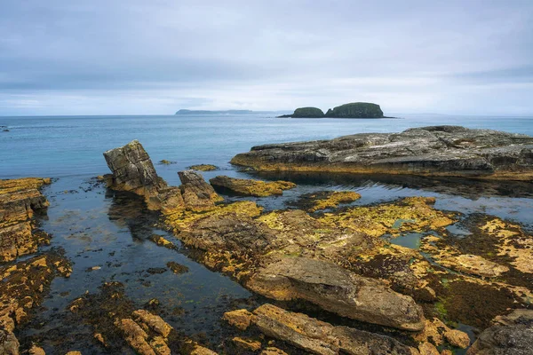 Paisaje dramático de la costa de Ballintoy Harbor en Irlanda del Norte —  Fotos de Stock