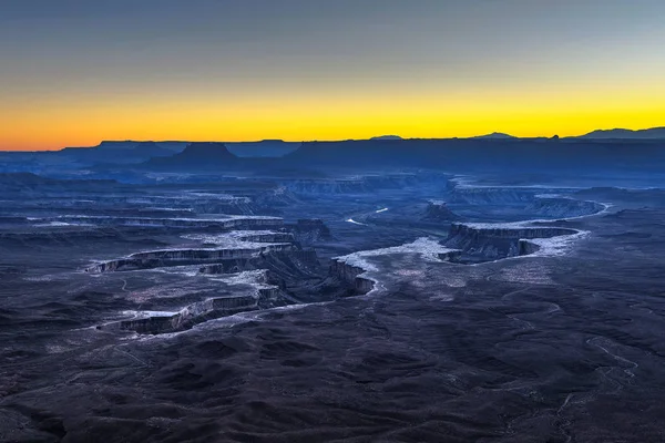 Coucher de soleil sur la rivière Green Surplombant le parc national Canyonlands — Photo