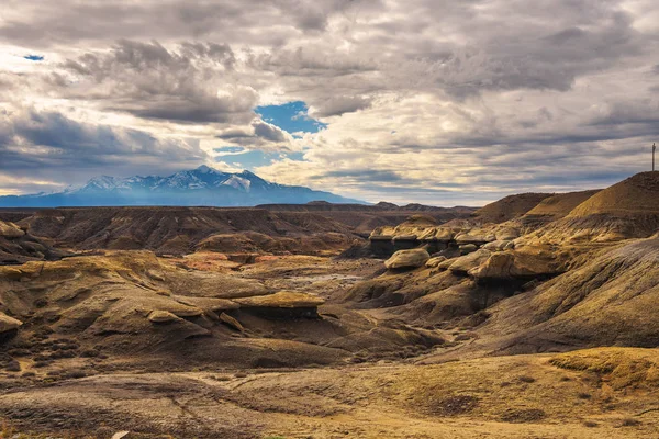 Badlands dans l'Utah avec des montagnes enneigées — Photo