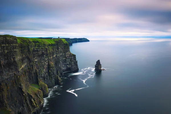 Vista panorámica de los pintorescos Acantilados de Moher en Irlanda —  Fotos de Stock