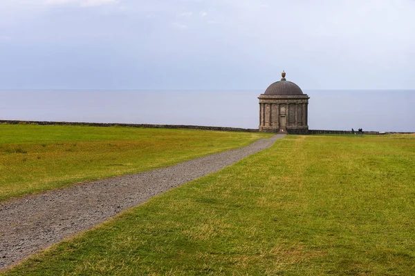 Kuzey Irlanda 'daki Castlerock 'un yakınında bulunan Mussenden Tapınağı 'na giden yol — Stok fotoğraf