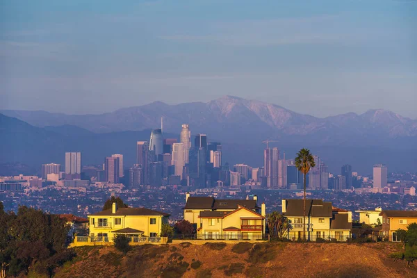 Moradias de luxo de Los Angeles na Califórnia com horizonte da cidade em segundo plano — Fotografia de Stock