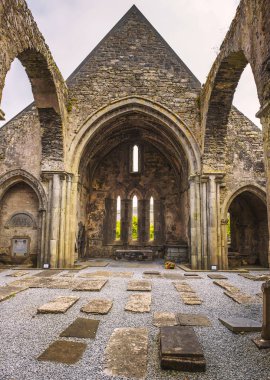 Corcomroe Abbey kalıntıları ve İrlanda'daki mezarlığı