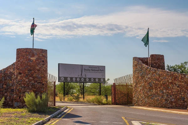 Galton Gate para o Parque Nacional de Etosha na Namíbia e o sinal de entrada — Fotografia de Stock
