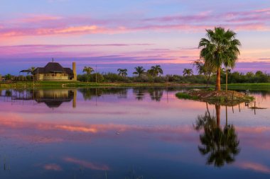 Namibya 'da Mariental yakınlarında Lapa Lange Game Lodge' un üzerinde gün doğumu