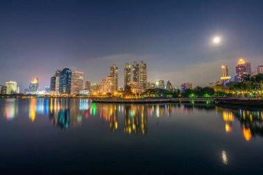 Lake Ratchada gece Bangkok Benjakitti Park'ta yer