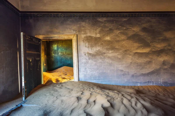 Ruins of the mining town Kolmanskop in the Namib desert near Luderitz in Namibia — Stock Photo, Image