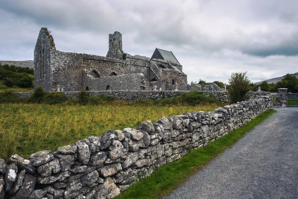 Ruines de l'abbaye de Corcomroe et son cimetière en Irlande — Photo