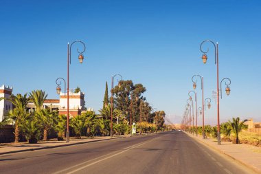 Ouarzazate, Fas merkezinde şık sokak lambaları satır ile Yol