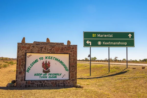 Bienvenido a Keetmanshoop señal de tráfico situada a lo largo de la carretera nacional B4 en Namibia — Foto de Stock