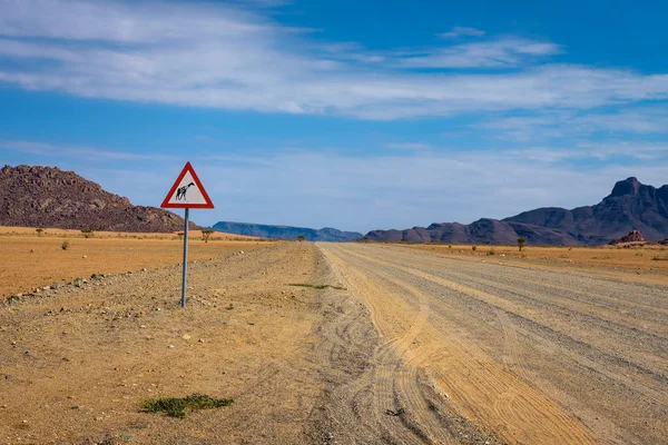 Girafes signalisation de passage à niveau placé dans le désert de Namibie — Photo