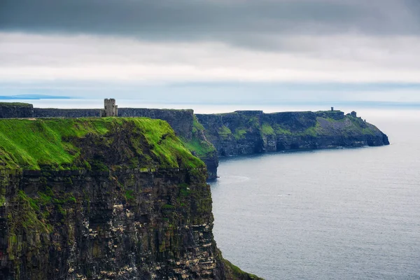 Torre de observación de piedra en Acantilados de Moher en Irlanda —  Fotos de Stock