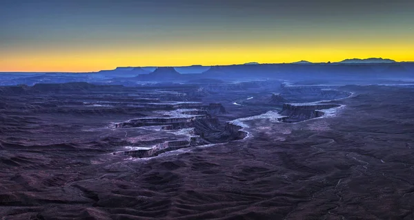 Захід сонця на зеленій річці виходять у Національний парк Каньондс — стокове фото