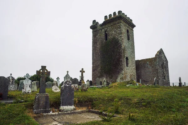 Могила маркерів і стародавніх каменів з церкви тамплієрів в Темттаун, Ірландія — стокове фото