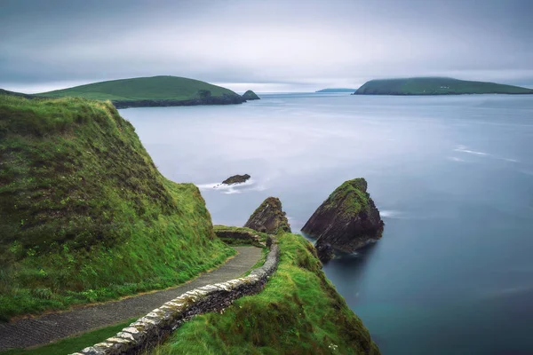 Irlanda 'da Dunquin Iskelesi 'ne giden merdiven — Stok fotoğraf
