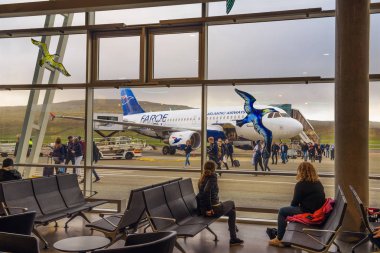Faroe Adaları havaalanında uçaklardan yolcu karaya